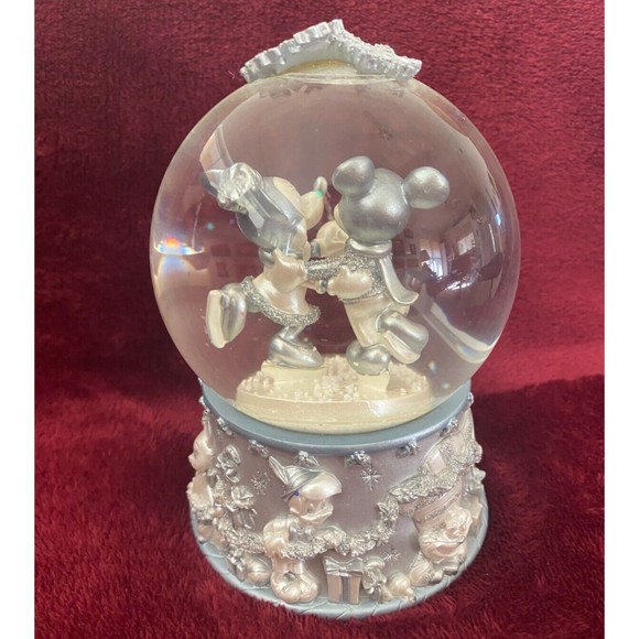Special Edition Mickey And Minnie Skating Silver Snow Globe Disney Store 2002 - Picture 5 of 16